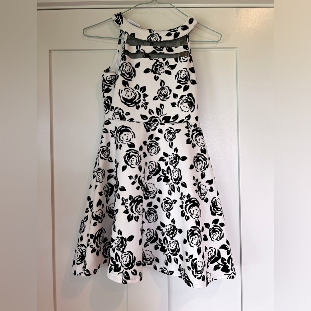 Girls Size Small. Very Pretty Sleeveless Dress